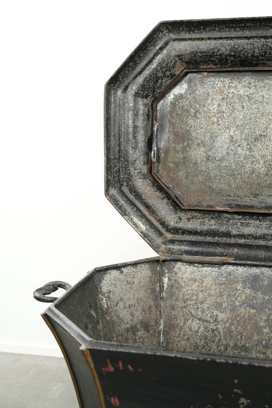 Elegant antique coal/hearth bin in Chinoiserie style from the 19th century with beautiful accents and brass (photo 10 of 16)