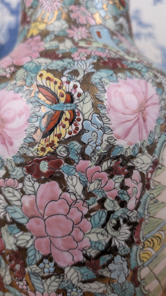 Image 1 of Vaso in porcellana cinese di Canton con decorazione a palazzo e floreale firmato Nian Qian Zhilong metà del XX secolo