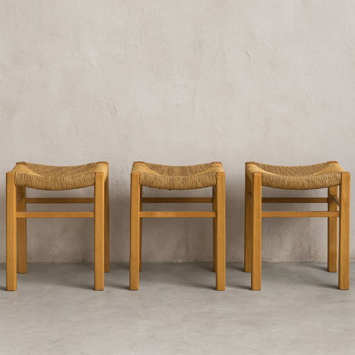Suite de 3 tabourets brutalistes vintages en bois et paille, Pierre Gautier-Delaye pour Vergnères 1960