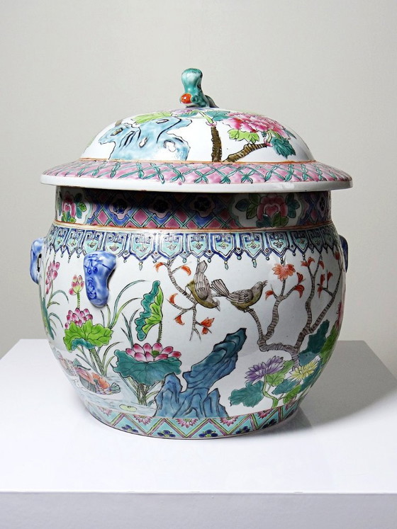 Image 1 of Large covered Chinese porcelain pot, floral famille rose decoration, 20th century