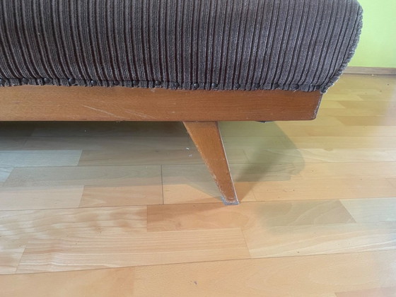 Image 1 of Chaise longue/lit de jour vintage années 1950 - Velours côtelé/bois massif avec photo animée