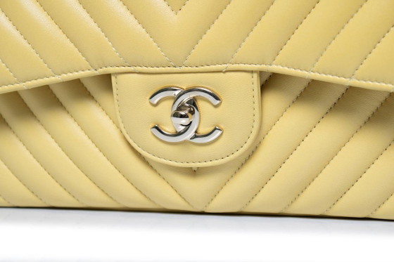 Image 1 of Chanel, Jumbo-Tasche aus gelbem Lammleder mit Chevron-Muster und Klappe