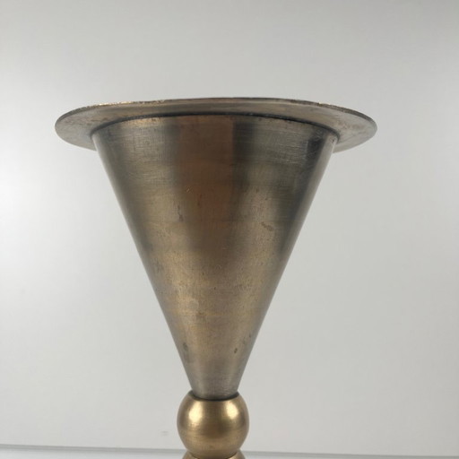 Excepcional dúo de candelabros con forma de campana y reloj de arena, estilo posmoderno-memphis, metal, 1980.