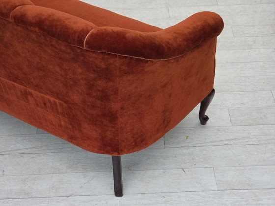 Image 1 of Canapé 2 places danois des années 1950, revêtement en velours, pieds en chêne.