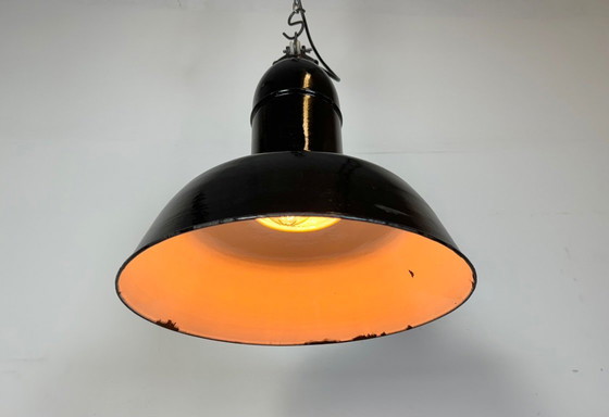 Image 1 of Lampe industrielle en émail noir avec abat-jour en fonte, années 1930