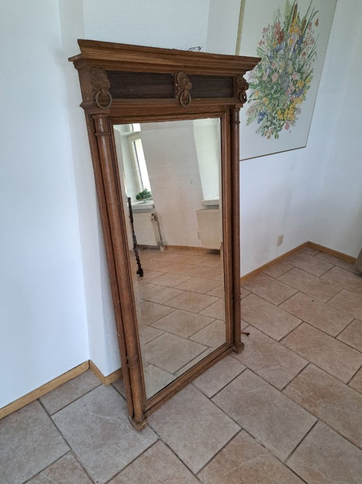 Espejo antiguo con marco de madera y cabezas de león. – spiegels, Wood