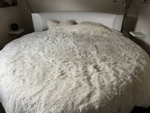 Rundes Designerbett 220 cm – weißes Kunstleder – Luxusmatratze