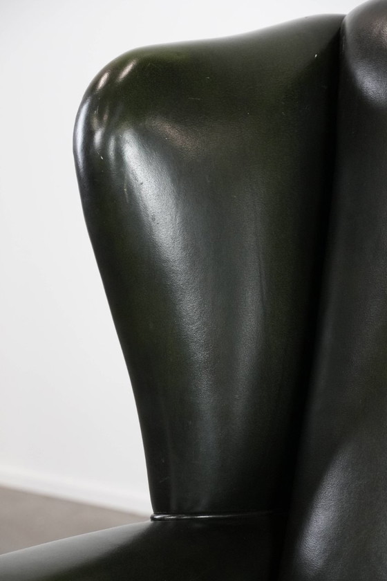 Image 1 of Fauteuil Chesterfield classique en cuir de vachette lisse de couleur vert foncé