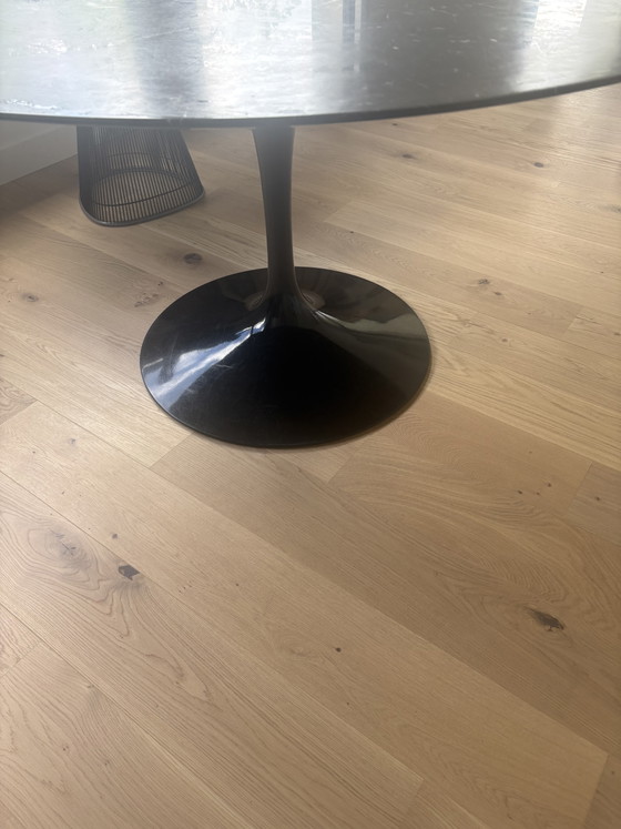 Knoll Saarinen Round Table Signed Black Marble – Aluminium (photo 5 of 6)