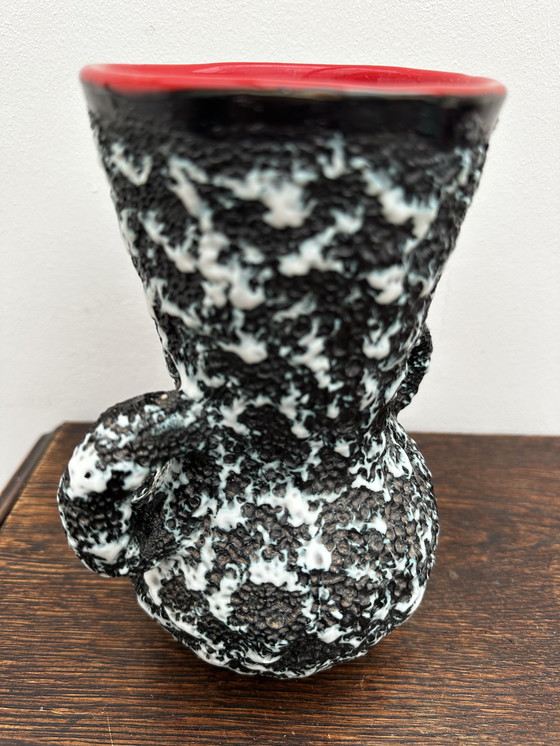 Image 1 of Vase à Oreilles Fat Lava Intérieur rouge - Attribué Vallauris H 21 cm