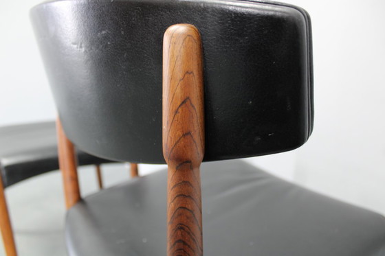 Image 1 of    	 1960er Satz von sechs hölzernen Esszimmerstühlen mit schwarzem Kunstlederbezug, Dänemark