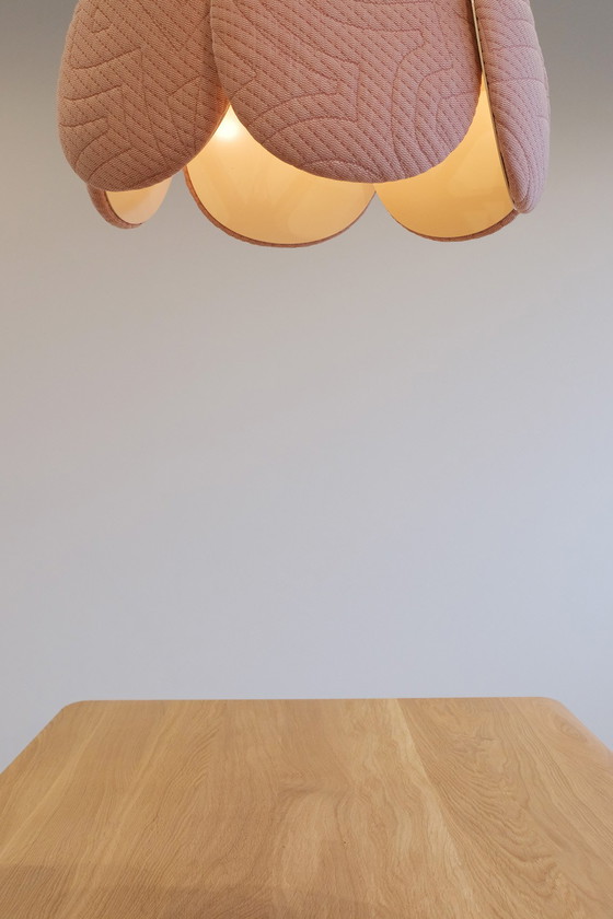 Image 1 of Lámpara Bogaerts Blossom en marco beige con tela rosa Febrik 3d