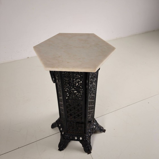 Image 1 of Orientalistische gietijzeren bijzettafel met marmeren blad, eind 19e eeuw.