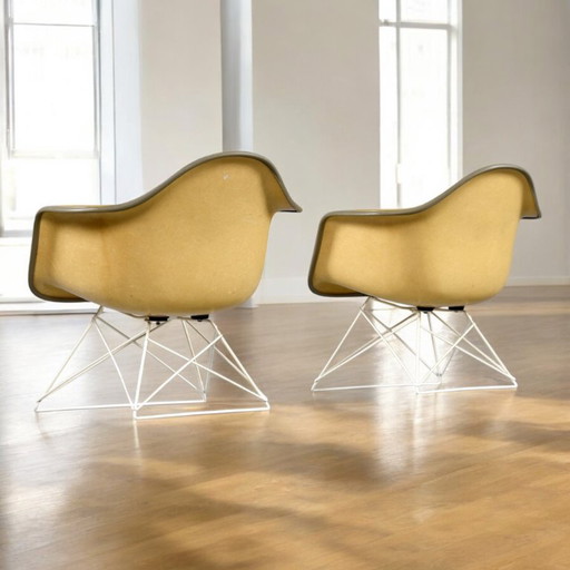 Coppia di sedie Eames per Herman Miller LAR Shell con cuscinetti in Naugahyde giallo