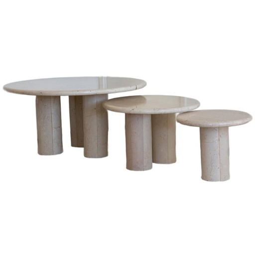 Drie travertin nesttafels