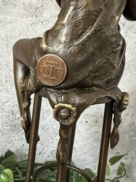 Image 1 of Donna in bronzo su sedia