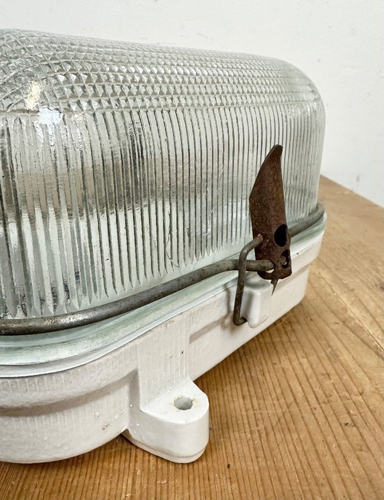 Image 1 of Applique murale industrielle en porcelaine blanche avec verre côtelé, années 1970