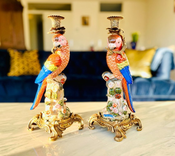 Image 1 of paar bronzen, porseleinen papegaaien kaarsenstandaards, nieuwe figuur kandelaars