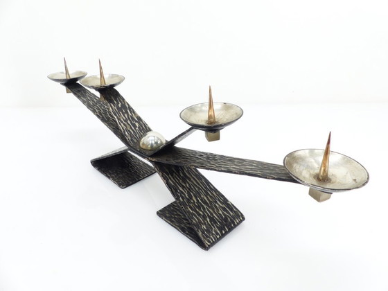 Image 1 of Modernistische brutalistische kroonluchter met vier zwartgeblakerde, gehamerde metalen punten, Europa, circa 1960-1970