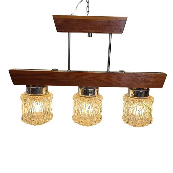 Pendelleuchte im Mid-Century-Stil mit drei gepressten Glasschirmen – Pendelleuchten, Wood (photo 7 of 8)