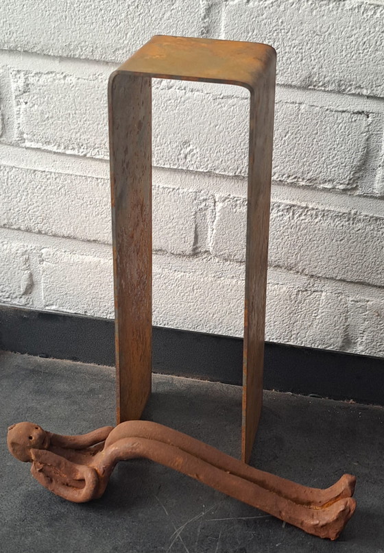 Image 1 of Uomo con gatto su piedistallo , ceramica e acciaio