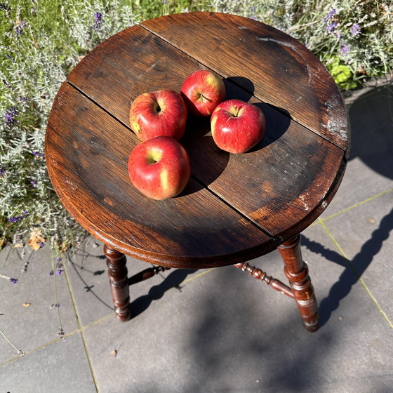 Image 1 of Table d'appoint ancienne avec pieds tournés - vers 1900