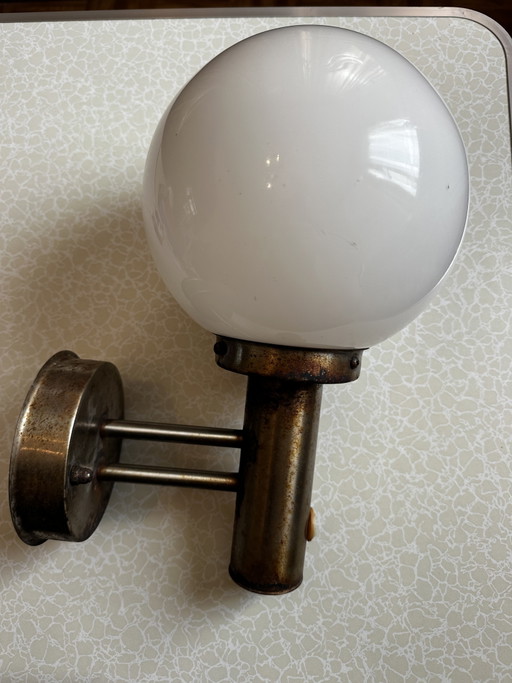 Modernistische Wandleuchte aus Opalglas und verchromtem Metall – wandlampen (photo 2 of 15)