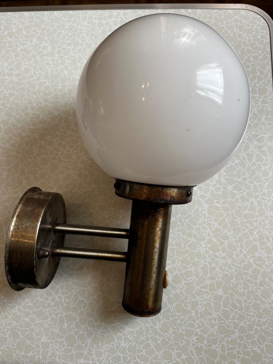 Modernistische Wandleuchte aus Opalglas und verchromtem Metall – Wandleuchten (photo 2 of 15)