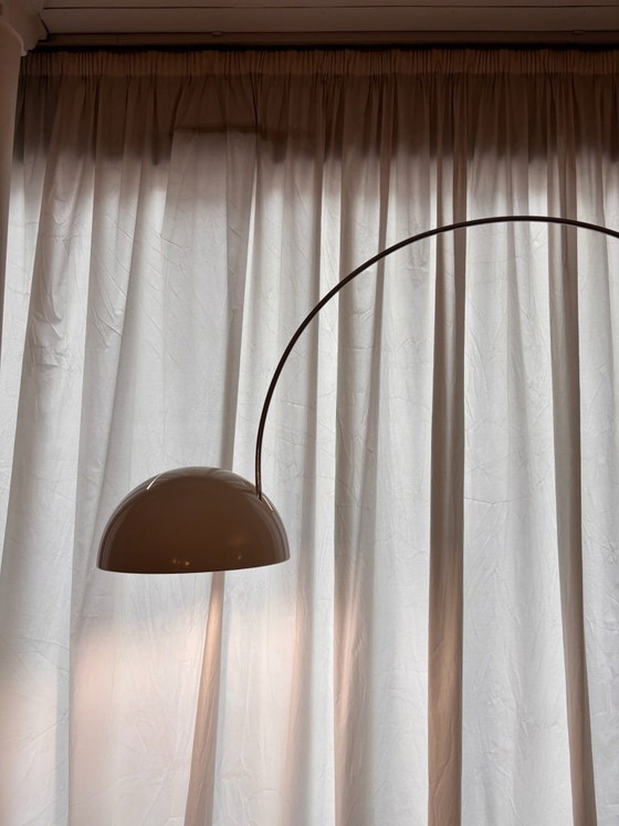 Image 1 of Lampada da terra Coupé Ad Arco Joe Colombo per Oluce, design vintage in cromo bianco