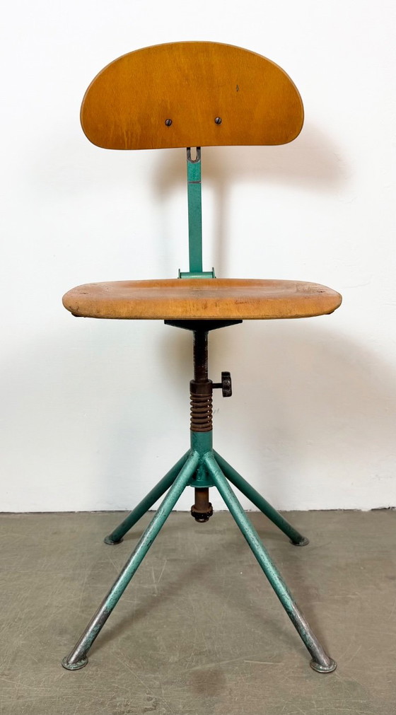 Chaise d'atelier industrielle vert foncé, années 1950 – Tabourets, Iron (photo 3 of 18)