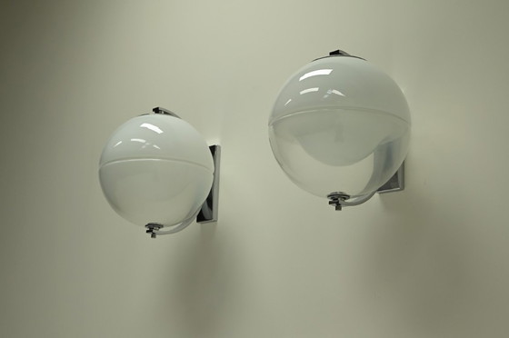 Image 1 of Set aus 2 großen Kugelwandlampen, Italien aus den 1960er Jahren.