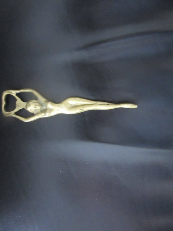Image 1 of Vintage messing flesopener met pin-up afbeelding van een naakte vrouw (MCM).