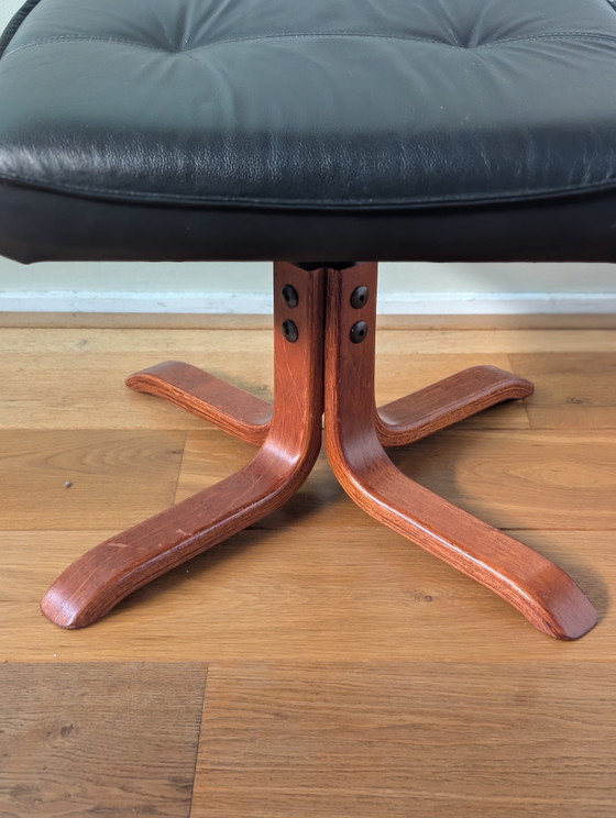 Poggiapiedi vintage danese in pelle nera e legno, anni '70. – Poggiapiedi e pouf, Leather, Wood (photo 5 of 7)