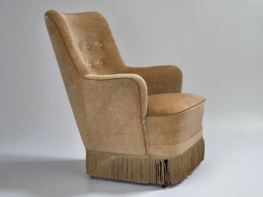 Poltrona danese con schienale alto, anni '70, rivestimento in velluto verde chiaro.