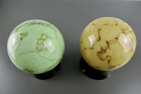 Image 1 of Thabur Deckenleuchte mit gemischtem opalem Schirm, grün und braun. Sie bieten auf 1 Artikel