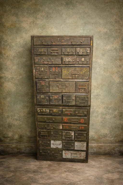 Militaire werkbank - Twee metalen militaire monteurswerkbanken