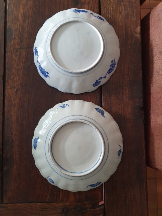 Image 1 of Due piatti giapponesi Imari (vaso di fiori e crisantemo), circa 1900.