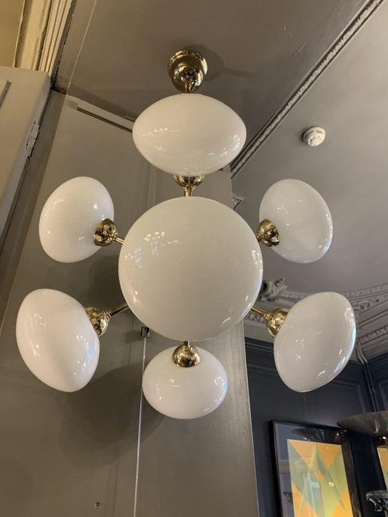 Lustre Sputnik en laiton doré avec 8 globes en verre opalin, années 1970 – Brass, Glass, Italian Design (photo 11 of 11)