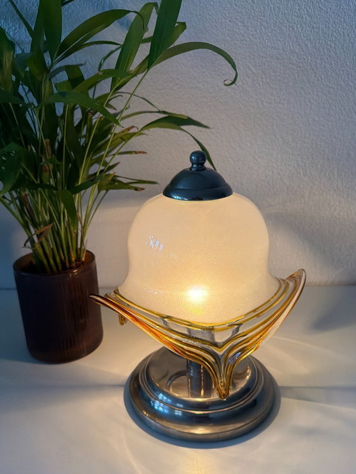 Lámpara de mesa vintage de Murano con cristal opalino y borde ámbar.