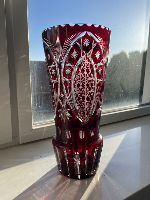 Jarrón de cristal rojo tallado a mano, estilo bohemio o polaco - Vintage - Revestimiento rubí/arándano