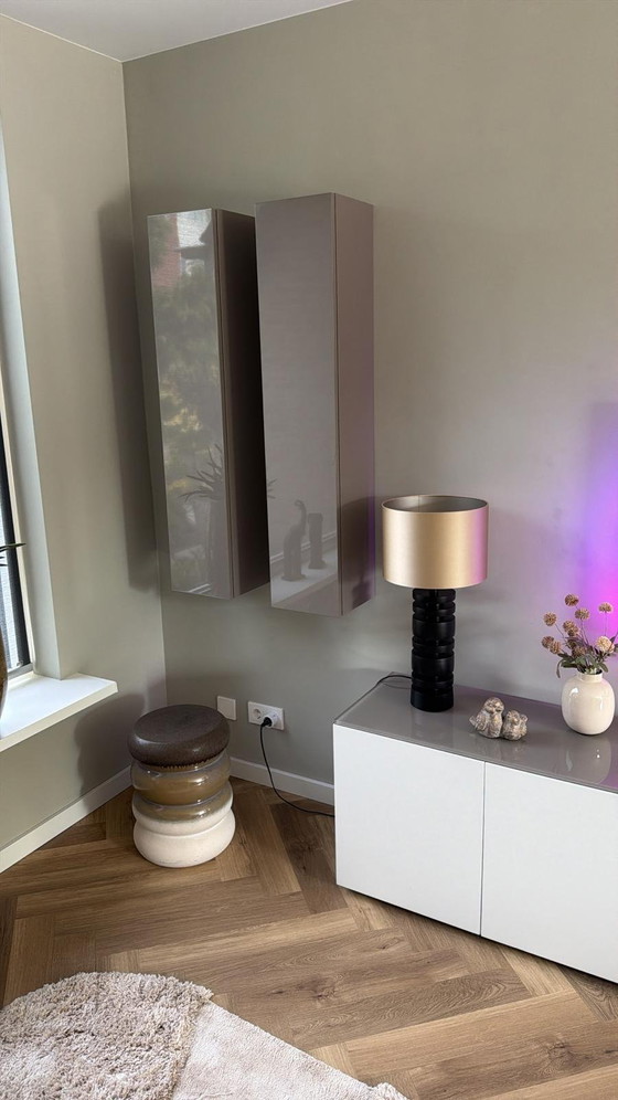 Image 1 of Mueble de TV Karat con 2 armarios de pared Karat.