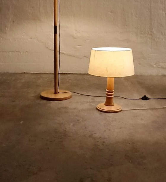 Image 1 of Lampe de table vintage à pied en bois