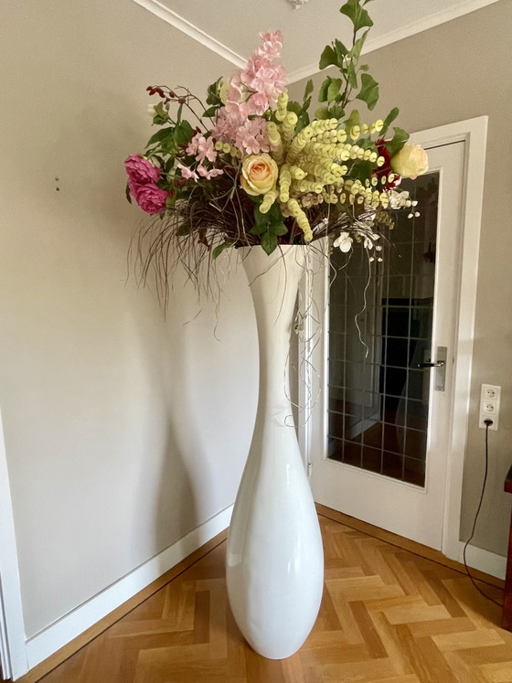 Decoratieve grote vaas met kunstbloemen. – Decoratieve objecten, Plastic (photo 2 of 10)