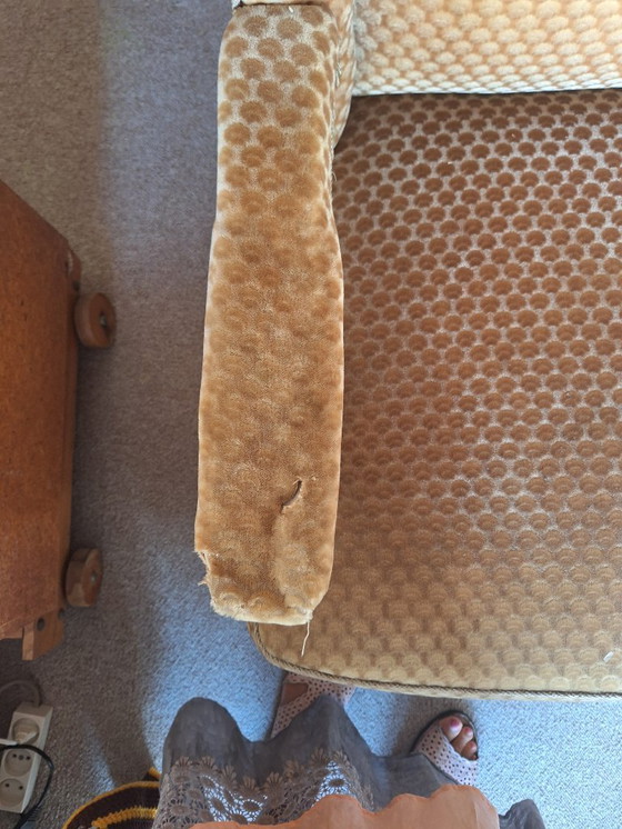 Image 1 of Fauteuil à oreilles en velours ocre doré des années 1960