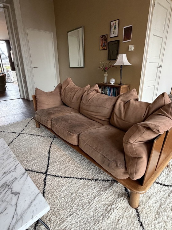 Raro Divano Design Mid-Century con Cuscini in Piuma e Rivestimento in Pelle Scamosciata – Divani, Textile (photo 12 of 14)