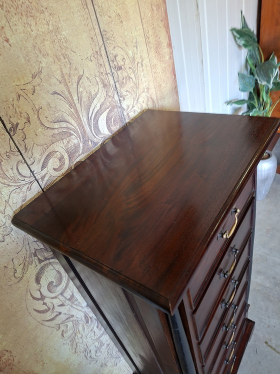 Image 1 of Cassettiera classica in mogano, schedario, stile Impero. Dimensioni: 62x45 cm e 137 cm di altezza.