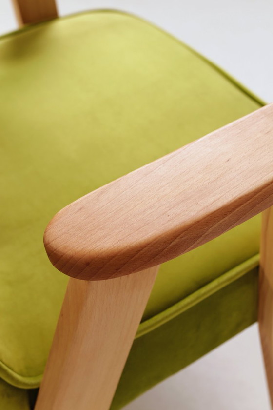 Image 1 of Vintage loungestoel, perengroen fluweel, natuurlijk geolied hout.
