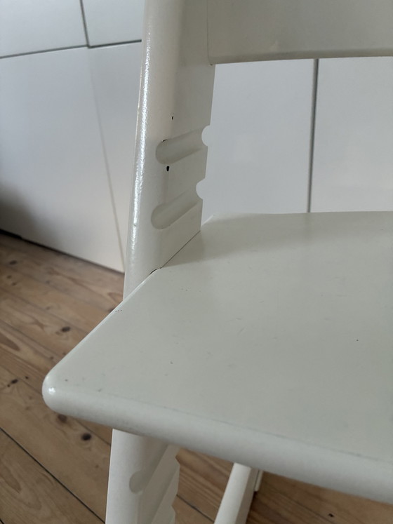 Image 1 of Stokke Tripp Trapp design houten kinderstoel meegroeistoel originele kleur wit 1e eigenaar met glijders