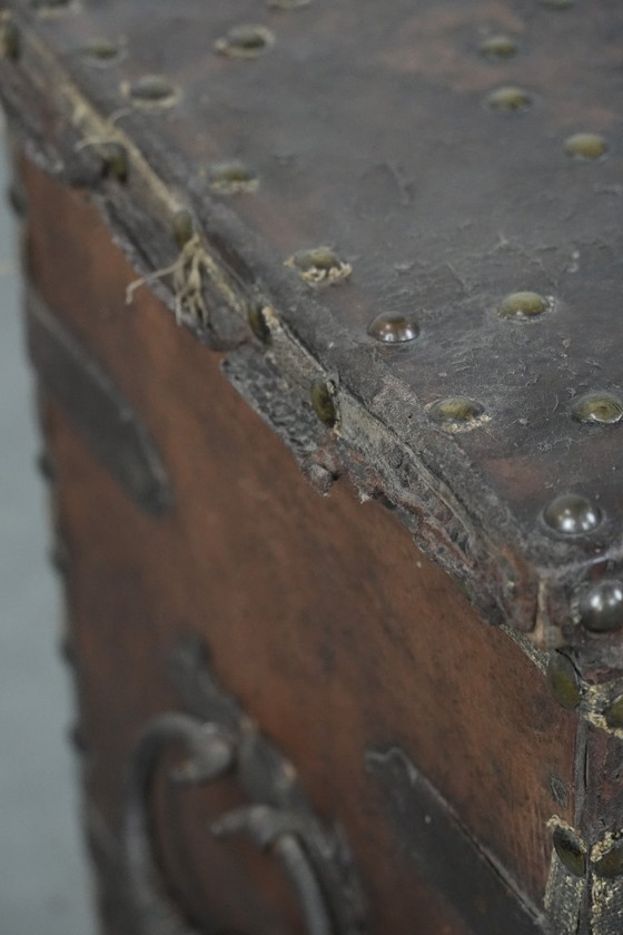 Image 1 of Cofre/caja fuerte antiguo forrado en cuero con llave original y una excelente pátina del siglo XVII.
