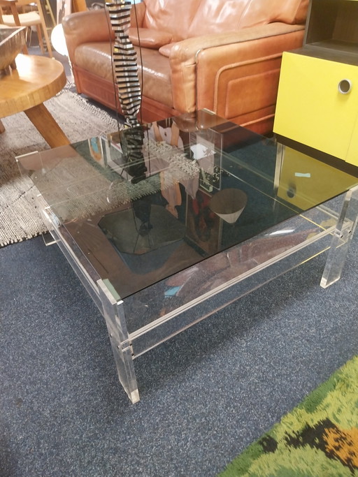 1 x plexiglas salontafel met rookglazen bovenblad en gebogen plexiglas onderblad. 80 x 80x 39cm